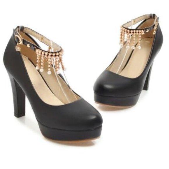 A pair of high heels - Picture 1 of 3